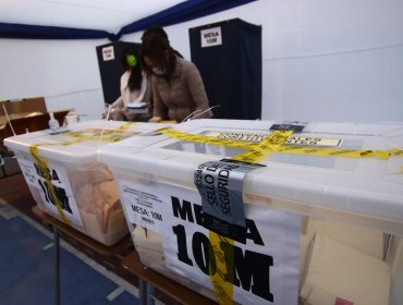 Polémica en redes sociales genera vocal de mesa vistiendo polera con rostro baleado de Jaime Guzmán