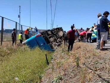 Tragedia en día de elecciones: Lactante de tres meses y otras dos personas fallecieron tras volcamiento de un bus en Chillán