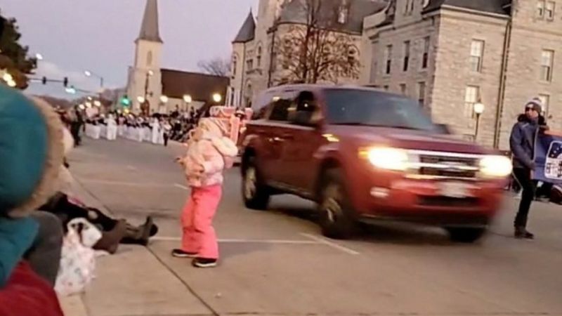 Al menos 5 muertos y más de 40 heridos luego que una camioneta embistiera un desfile de Navidad en EE.UU.