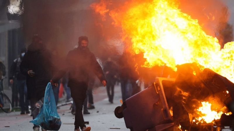 Un fin de semana de masivas y violentas protestas en Europa por las nuevas restricciones contra el Covid-19