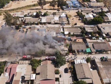 Tres viviendas afectadas y personas lesionadas deja incendio en Quilpué: vecinos aseguran haber oído la explosión de cilindros de gas