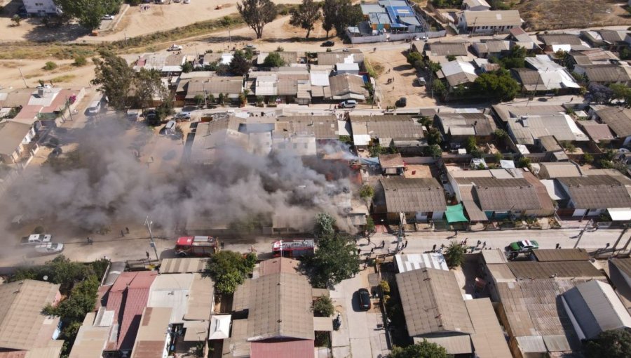 Tres viviendas afectadas y personas lesionadas deja incendio en Quilpué: vecinos aseguran haber oído la explosión de cilindros de gas