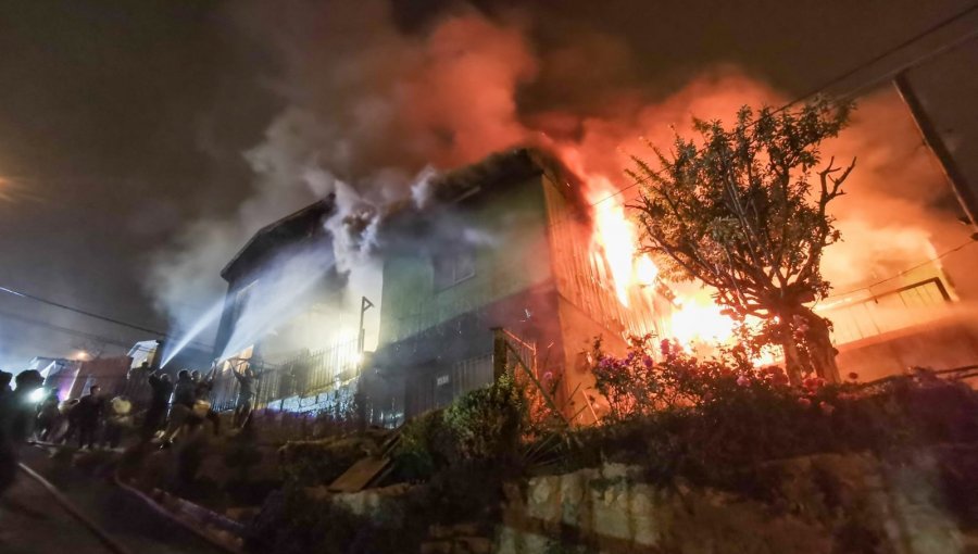 Voraz incendio consumió al menos cinco viviendas y dejó 11 damnificados en el cerro El Litre de Valparaíso