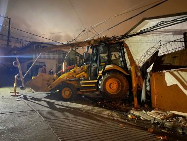 Retroexcavadora provoca daños a casa particular y derriba poste de alumbrado público en el cerro Florida de Valparaíso