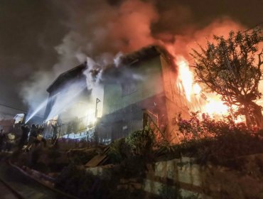 Incendio destruyó cuatro viviendas y dejó con daños parciales a otras dos en el cerro El Litre de Valparaíso: 12 personas damnificadas
