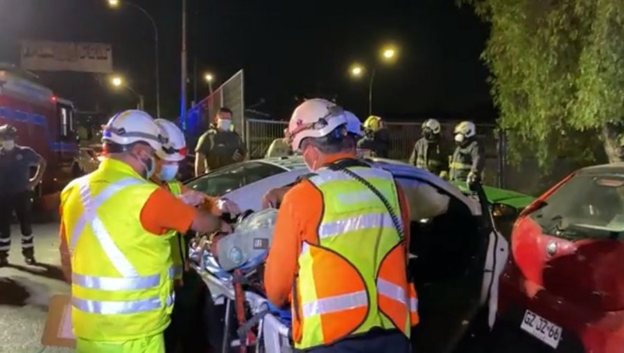Dos accidentes de tránsito involucraron a patrullas de Carabineros en Santiago: Un conductor civil iba en estado de ebriedad