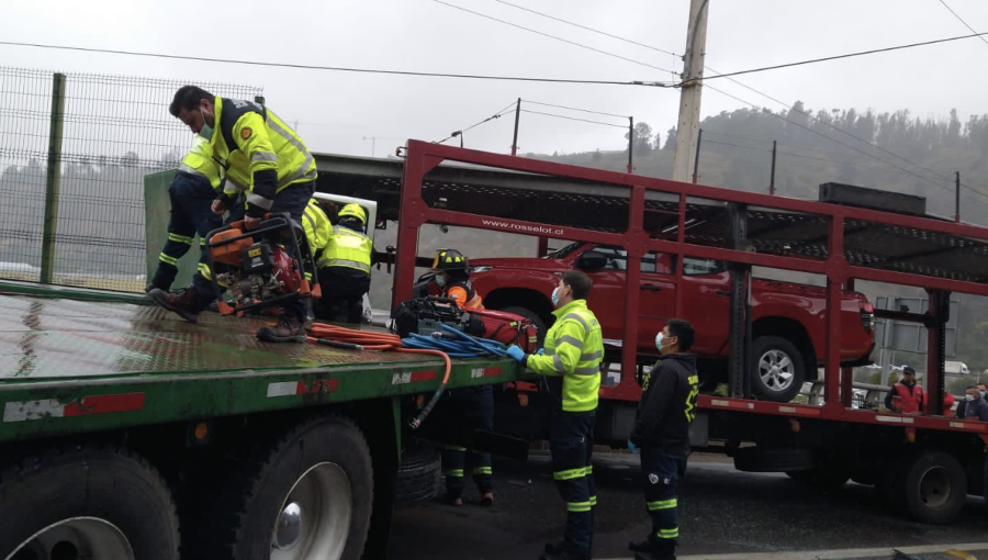 Dos camiones colisionaron en la ruta Las Palmas de Viña del Mar: persona está atrapada en una de las máquinas