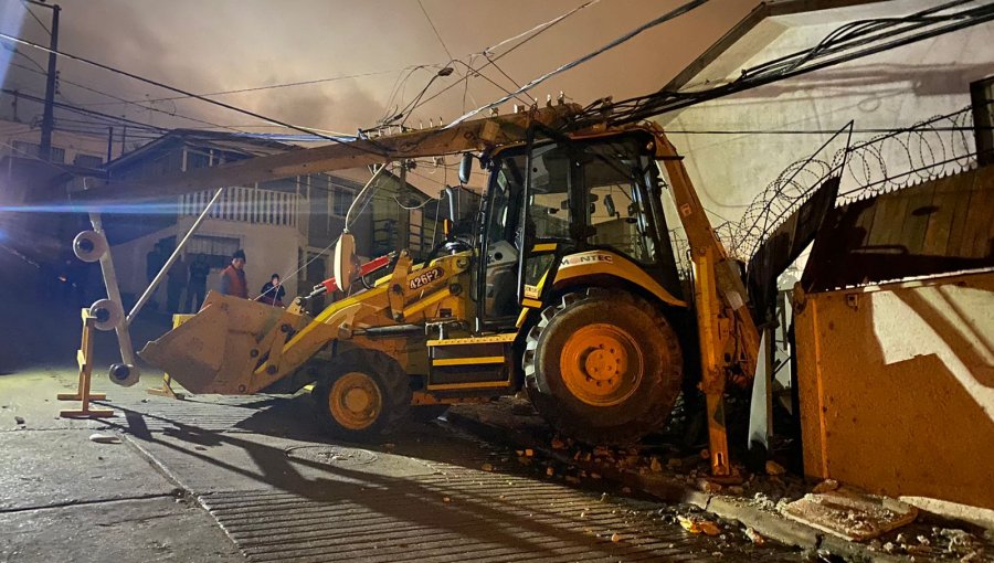 Retroexcavadora provoca daños a casa particular y derriba poste de alumbrado público en el cerro Florida de Valparaíso