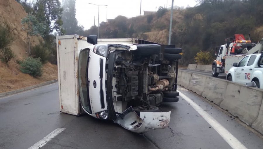 Camión 3/4 vuelca en la ruta Las Palmas de Viña del Mar: accidente no dejó personas lesionadas