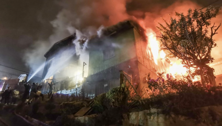 Incendio destruyó cuatro viviendas y dejó con daños parciales a otras dos en el cerro El Litre de Valparaíso: 12 personas damnificadas