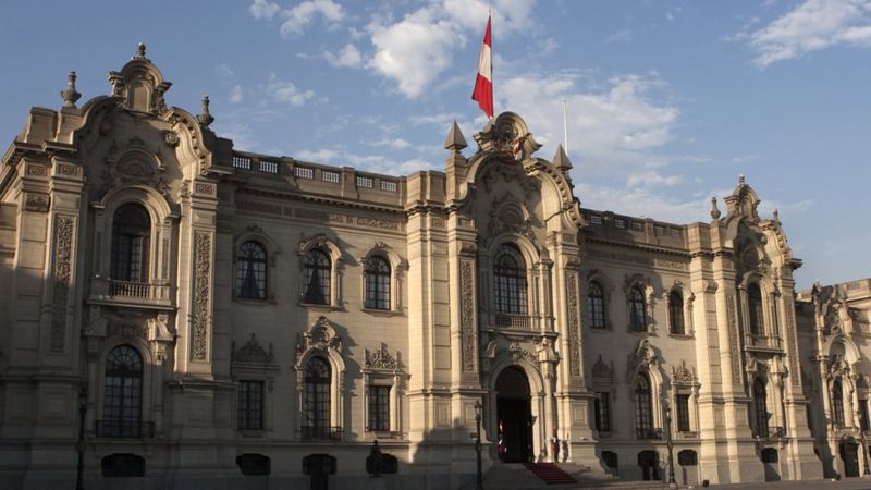 El escándalo en Perú por el hallazgo de US$20.000 en efectivo en el baño del secretario presidencial