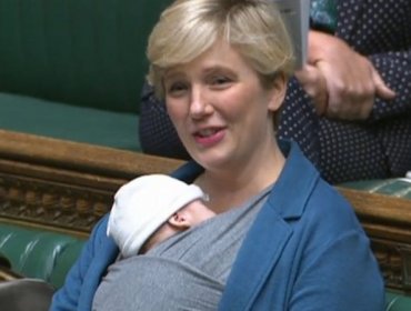 Prohibidos los bebés en el Parlamento: la polémica reprimenda en Reino Unido a una diputada que debatía con su hijo en brazos