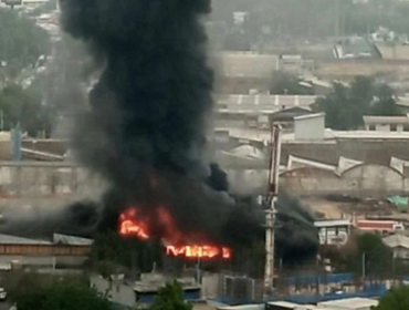 Incendio en fábrica textil de San Joaquín genera columna de humo visible desde gran parte de la región Metropolitana
