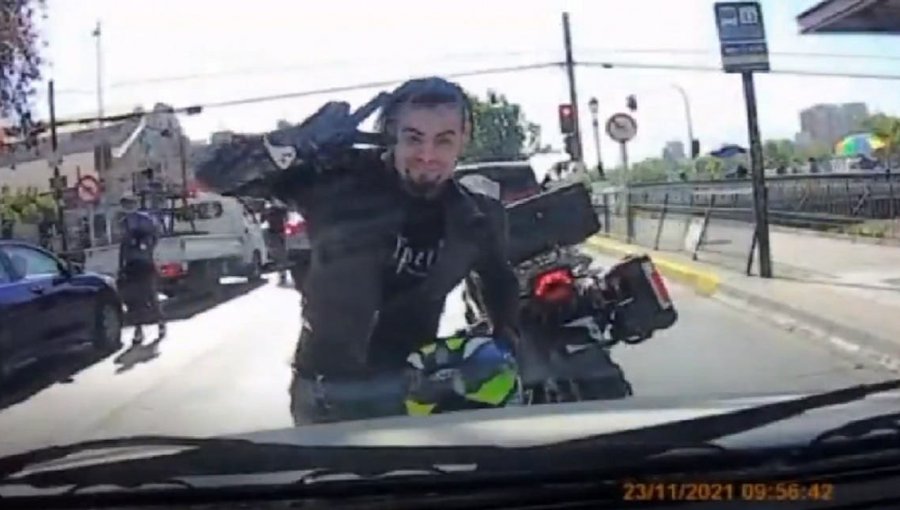 Detienen a motociclista que atacó con una cadena el auto de una conductora en Independencia: será formalizado este jueves