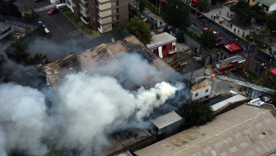 Incendio en fábrica textil de San Joaquín provocó la evacuación de 200 personas de edificio aledaño