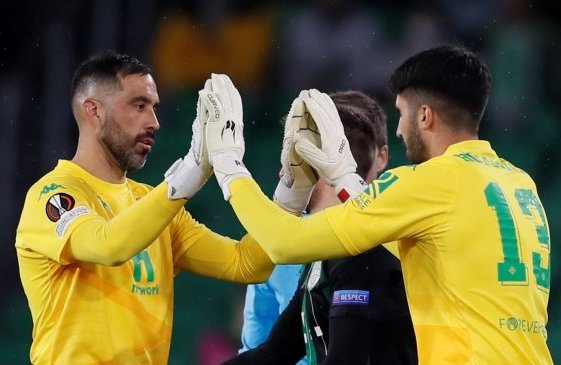 Claudio Bravo enciende las alarmas tras ser reemplazado en el duelo del Betis por Europa League