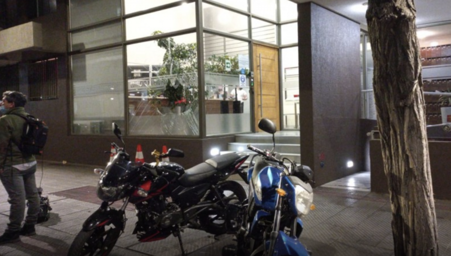 Carabineros de civil detienen a sujeto que asaltó a mujer en edificio de Santiago: el otro huyó rompiendo vidrio de la entrada