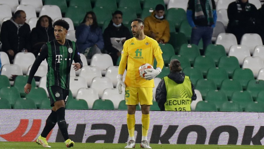 Claudio Bravo explicó que fue reemplazado por "precaución" y que "a lo mejor no es una lesión tan grave"