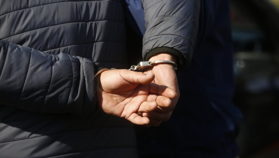 Dos sujetos fueron detenidos tras robar vehículo a través de un portonazo en Las Condes