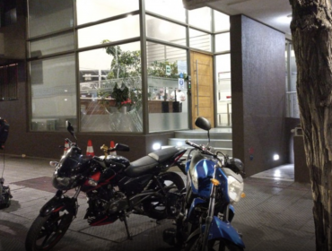 Carabineros de civil detienen a sujeto que asaltó a mujer en edificio de Santiago: el otro huyó rompiendo vidrio de la entrada