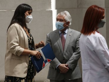 Ministro de Salud afirma que renuncia de Siches "no afecta en nada" la relación con el Colegio Médico