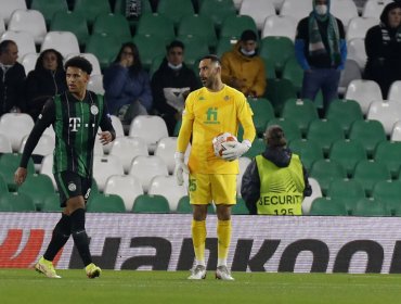 Claudio Bravo explicó que fue reemplazado por "precaución" y que "a lo mejor no es una lesión tan grave"