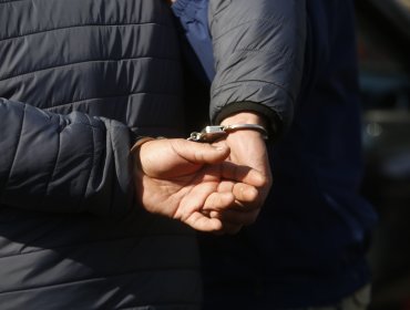 Dos sujetos fueron detenidos tras robar vehículo a través de un portonazo en Las Condes