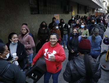 Reportan nuevamente largas filas en la Seremi de Educación de Santiago por cupos a colegios