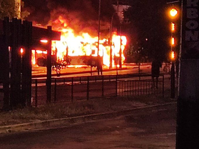 Bus del transporte público fue incendiado por desconocidos en Peñalolén