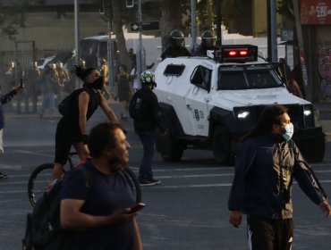 Manifestaciones en sector de plaza Baquedano generaron desvíos de tránsito y cierre de estación de Metro