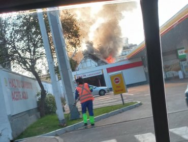 Violento siniestro arrasó con local comercial en Viña del Mar a solo metros de bencinera