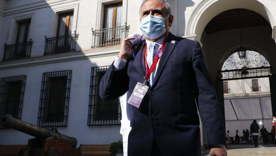 Doctor Sebastián Ugarte se refiere a nueva variante Ómicron: "parece prudente tomar precauciones ya"