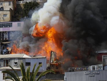 Incendio consume 10 viviendas y una iglesia en el cerro Monjas de Valparaíso: cinco bomberos han resultado lesionados