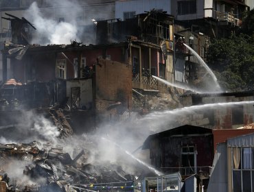 Intensa búsqueda de mujer no vidente desaparecida tras incendio en cerro Monjas de Valparaíso