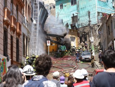 Impactante video capta a Bomberos escapando justo antes del colapso de la fachada de una vivienda afectada por incendio en Valparaíso