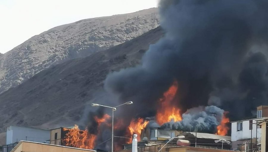 Voraz incendio afectó a viviendas de campamento en Villa Constancia de Antofagasta