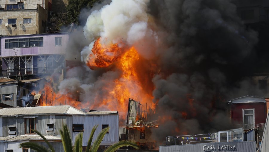 Incendio consume 10 viviendas y una iglesia en el cerro Monjas de Valparaíso: cinco bomberos han resultado lesionados