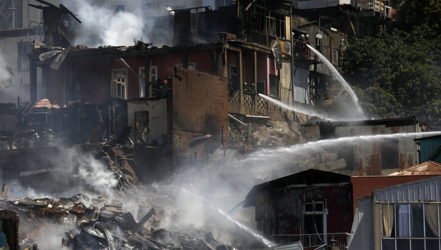 Intensa búsqueda de mujer no vidente desaparecida tras incendio en cerro Monjas de Valparaíso
