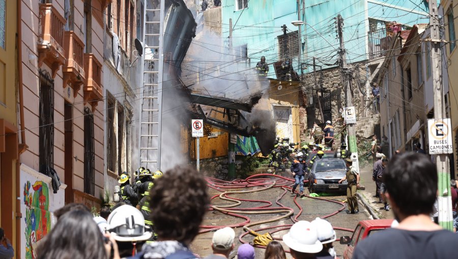 Impactante video capta a Bomberos escapando justo antes del colapso de la fachada de una vivienda afectada por incendio en Valparaíso