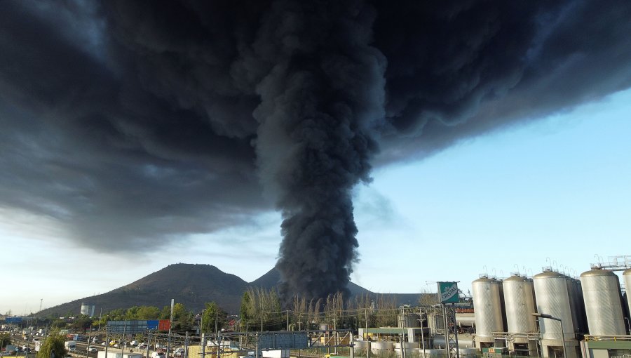 Continúa el combate del megaincendio en fábrica de alfombras de Quilicura: mira las impresionantes imágenes de la emergencia