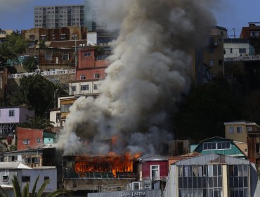 Complejo incendio afecta a viviendas en el cerro Mariposas de Valparaíso