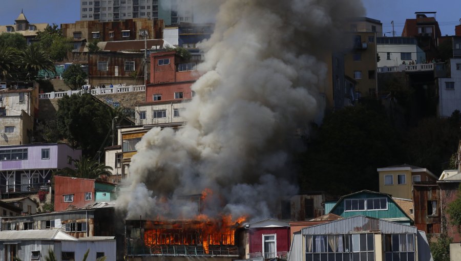 Complejo incendio afecta a viviendas en el cerro Mariposas de Valparaíso