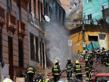 Continúa búsqueda de adulta mayor desaparecida tras incendio en Valparaíso
