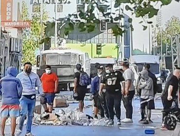 Con la fuerza pública retiraron toldos de comerciantes ambulantes del barrio Meiggs en Santiago