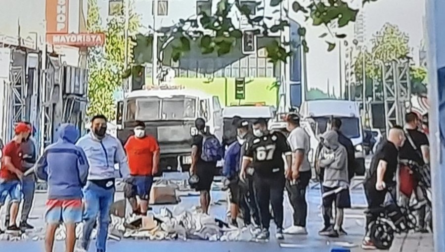 Con la fuerza pública retiraron toldos de comerciantes ambulantes del barrio Meiggs en Santiago