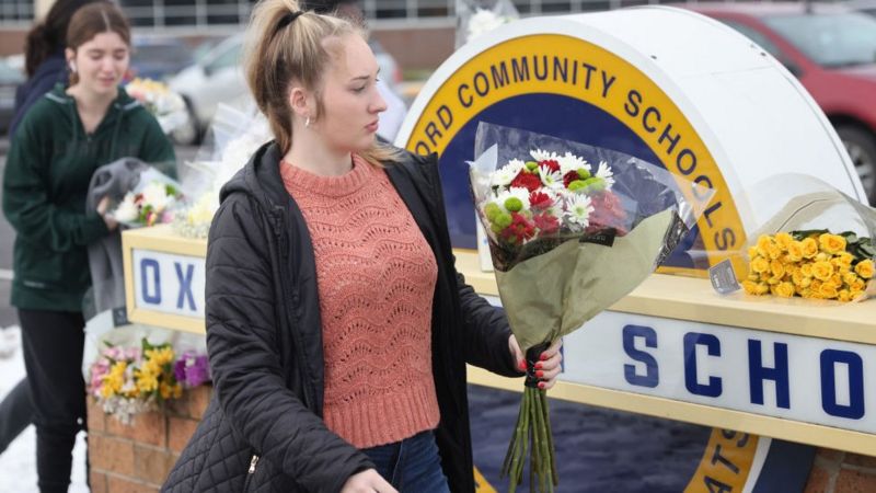Confirman una cuarta muerte en tiroteo en escuela de Michigan y acusan de "terrorismo" al sospechoso de 15 años