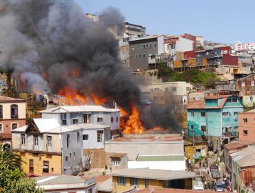 Continúa búsqueda de adulta mayor que permanece desparecida tras incendio en Valparaíso