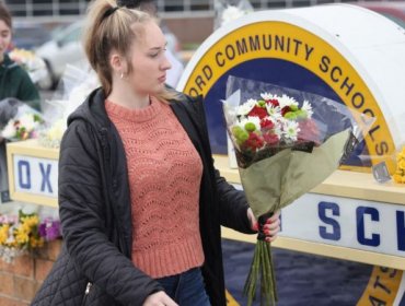 Confirman una cuarta muerte en tiroteo en escuela de Michigan y acusan de "terrorismo" al sospechoso de 15 años