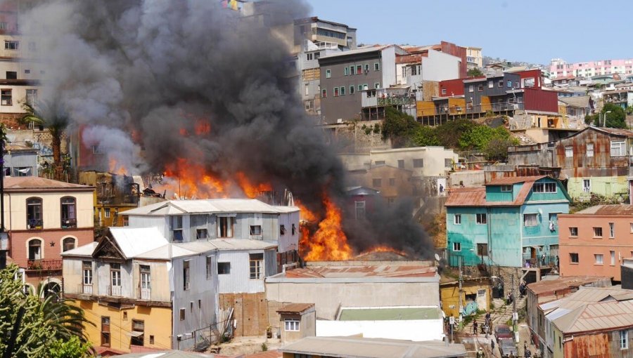 Continúa búsqueda de adulta mayor que permanece desparecida tras incendio en Valparaíso