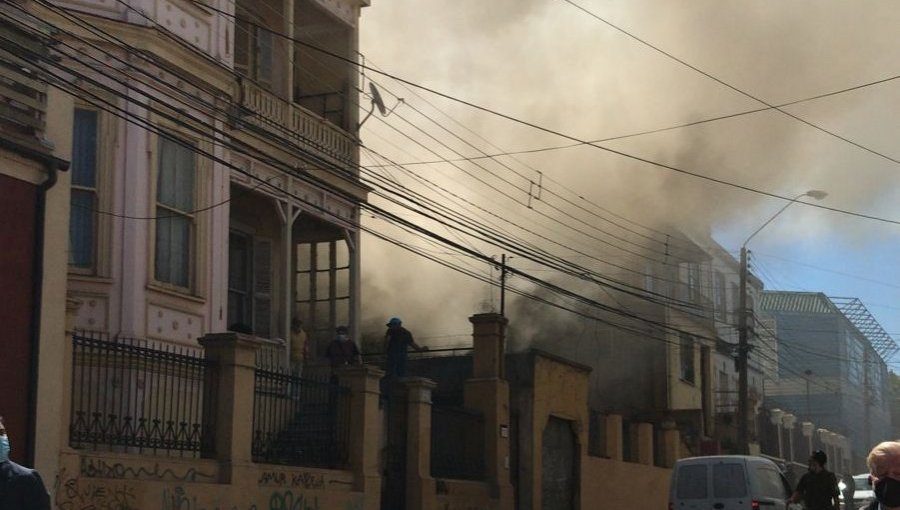 Incendio consume por completo una vivienda en sector del cerro Playa Ancha de Valparaíso